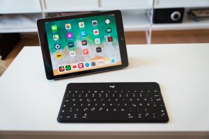 iPad 2018 mit Logitech-Bluetooth-Tastatur.