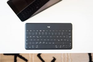 Logitech iPad-Tastatur mit iOS-Funktionstasten.